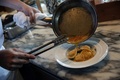 香港で持続可能な食材で調理をするカフェ・デコの副料理長ウィリアム・チャンさん（2015年7月27日撮影）。(c)AFP/ISAAC LAWRENCE