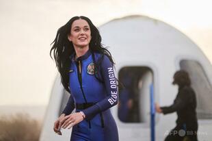 米歌手ケイティ・ペリーさん、女性だけで宇宙飛行 地球に無事帰還