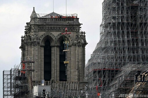 ノートルダム大聖堂、新たな尖塔に十字架設置 仏パリ 写真17枚 国際