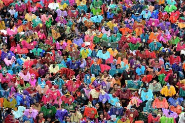 カラフルなブラウス7000枚でインド版ギネス記録に挑戦 写真1枚 国際