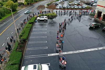 最後尾はどこ？ トイレットペーパー求め、列は続くよ外までも 米コストコ