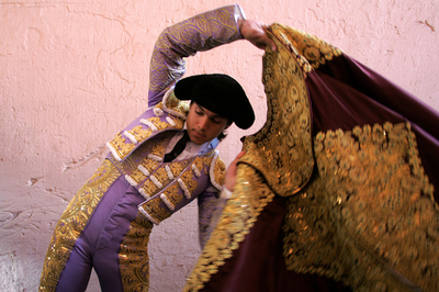 ペルーで「奇跡の主」祭り、闘牛士が華麗な技披露