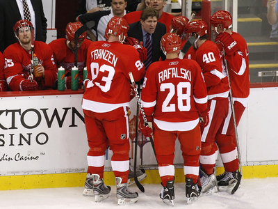 レッドウィングス アバランチに競り勝ち1勝目