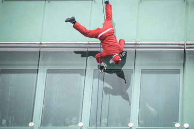 アクロバチックサンタ、小児病院訪問 スロベニア