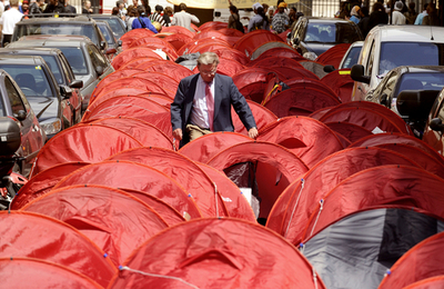 歩道を埋め尽くすホームレスのテント、強制退去に抗議 パリ