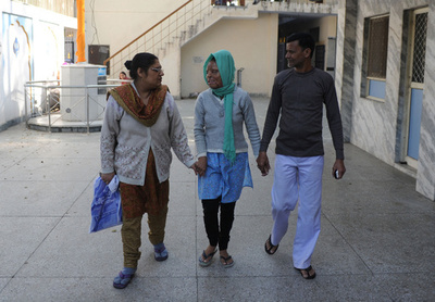 酸で顔を失ったインド女性、決意のクイズ番組出演