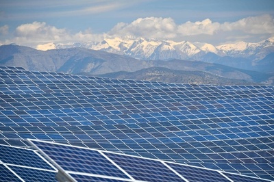 南仏の景色に溶け込んでる？ 約11万枚のソーラーパネル