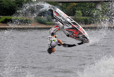 水上バイクで宙返り、「隅田川水面の祭典」