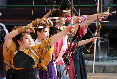 冬の風物詩、新成人による「通し矢」が開催される - 京都