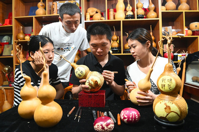 夜間学校に夢中になる中国の若者たち