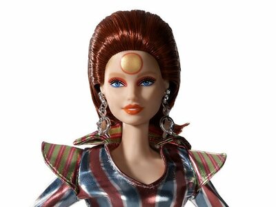 故デヴィッド・ボウイさんの「ジギー・スターダスト」バービー発表、限定版