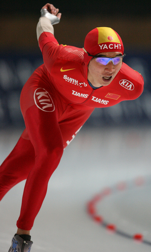 観客に「中指」、スピードスケート選手が1年間の出場停止処分 中国