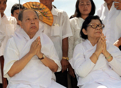 逮捕された旧ポル・ポト政権の元副首相夫妻、容疑を否認