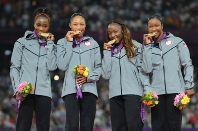 米国が世界新記録で女子4×100メートルリレー金メダル