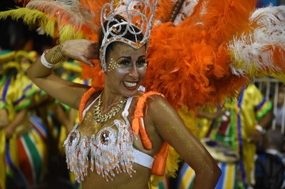 世界最長カーニバルで踊り競う催し「ジャマーダス」、ウルグアイ