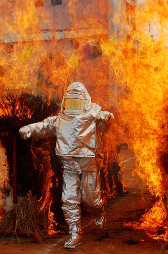 インドの消防隊、消火活動を「熱く」実演