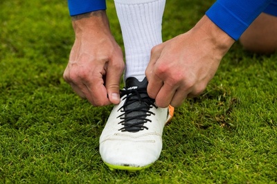 なぜ靴ひもはいきなりほどけるのか 長年の謎を実験で解明 米