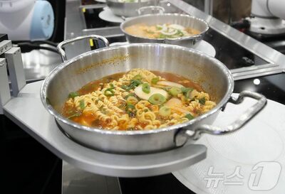 白飯だけ注文した韓国の学生、「お金ないの？」からかう友人の傍らで…「ラーメン差し出した」店主の“神対応”