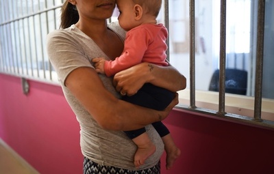 獄中で育児、母と子の絆を保つ女子刑務所 フランス