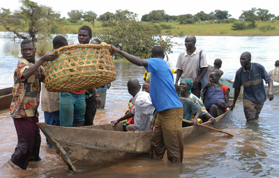 過去最悪のアフリカ洪水被害、降り続く雨で援助活動進まず