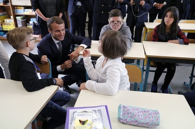 フランスの小学校で少人数学級制スタート、マクロン大統領が公約