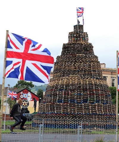 英国帰属派のプロテスタントが勝利祝う、北アイルランド