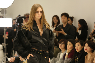 ユニクロの「カリーヌ･ロワトフェルド」コレクションに注目