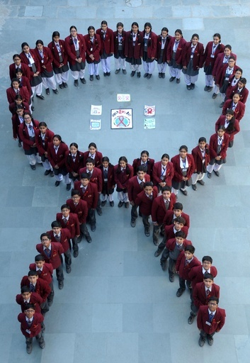 「世界エイズデー」、インドでは生徒がレッドリボン描く