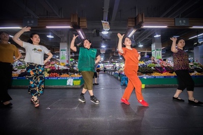 仕事場は楽しくなくちゃ! 野菜市場は店のおばさんのステージ 杭州