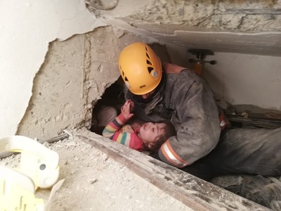 トルコ東部地震、38人の死亡確認 救助活動続く