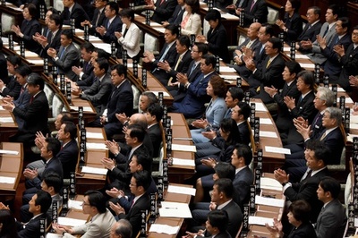 天皇退位の特例法が成立、200年ぶりの生前退位実現へ