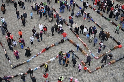 旅行カバンずらり、世界記録にワンちゃんも協力