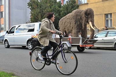 街を行くマンモスのレプリカ像、チェコ