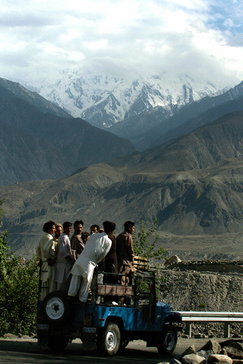 ポーランド人冒険家、スキーでK2山頂からベースへ 世界初