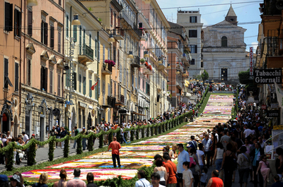 通りを覆い尽くす花にうっとり、毎年恒例「インフォラータ」 伊