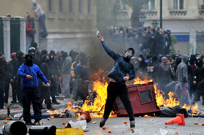 警官による少年射殺事件から1年、追悼デモ隊が警官隊と衝突 ギリシャ