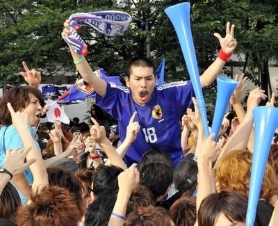 ファン歓喜、笑顔の朝 サッカー日本勝利・決勝T進出