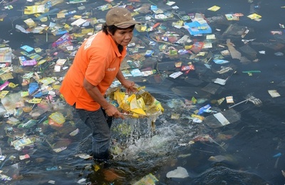 海洋に漂うプラスチックごみ、2050年までに魚の量しのぐ 報告