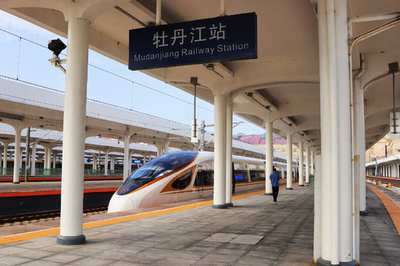 高速鉄道「復興号」が中国最東端で試運転 高地・寒冷地仕様の車両