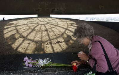 ホロコースト犠牲者の灰で絵画、スウェーデン芸術家を捜査