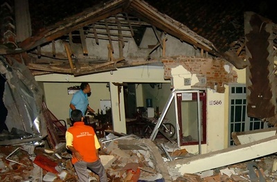 トラックが住宅7棟を直撃、11人死亡 インドネシア