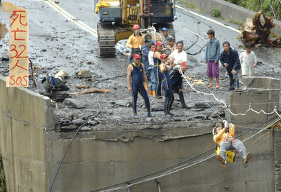 台湾南部、土石流被災地の住民約1000人を救助