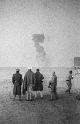 仏核実験で「人体実験」、核爆発直後の砂漠で穴掘り 機密文書で明らかに