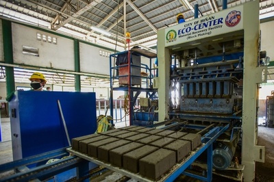 苦境をチャンスに 火山灰とプラスチックごみでれんが作り フィリピン