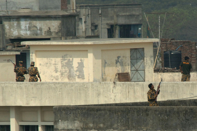 反乱兵らが投降開始、50人死亡か バングラデシュ