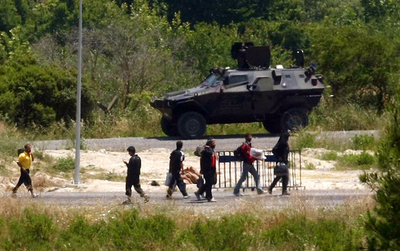 国境付近に軍戦車、数百人トルコへ脱出 シリア