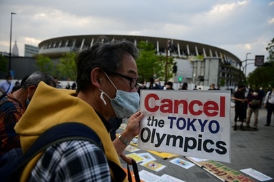 東京五輪開催に抗議、国立競技場周辺でデモ
