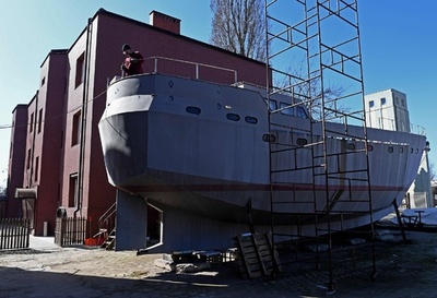 「必ず完成させます」、神父への約束胸に船をつくるホームレスたち