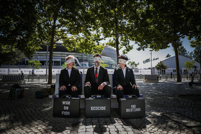 【今日の1枚】目隠しと魚で抗議、海の生き物を守れ ポルトガル