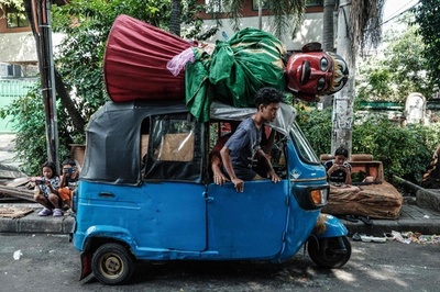 【今日の1枚】伝統人形を運ぶオート三輪車 インドネシア